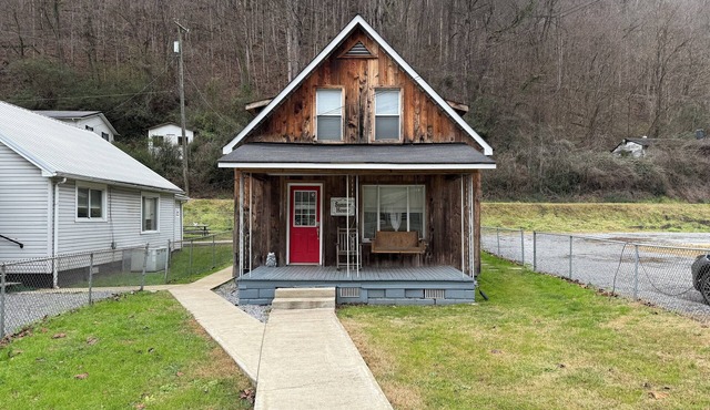 Summer House by LC's Lodging. 2BR 1.5Bath Close to many Hatfield McCoy Trails!
