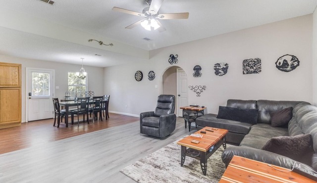 Sunny 4-Bed Retreat Near Ocean Springs Beach