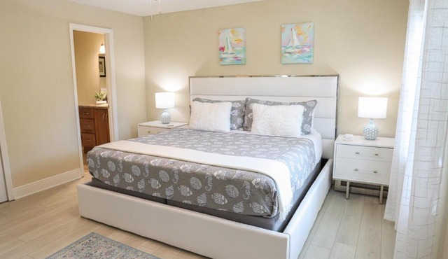 Sunnyside Palms - 2BR, Poolside, 5 min to Beach in Largo
