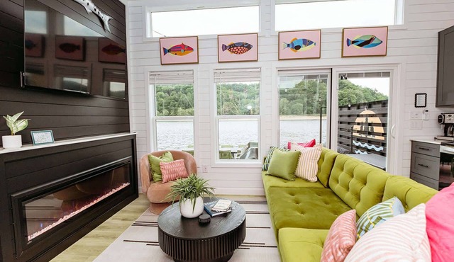 Sunsetter - Luxury Floating Home on Cumberland