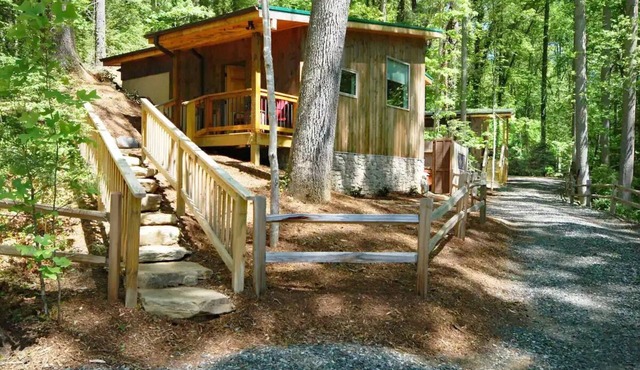 Sunshine Daydream Cottage-Natural Setting in Town