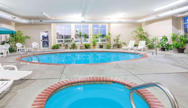 Super 8 by Wyndham Iola KS