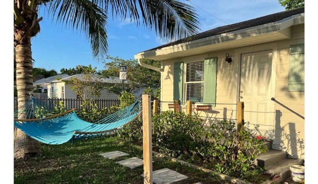 Surf Out our Beachy Cottage-King Bed w/Private Fenced Patio