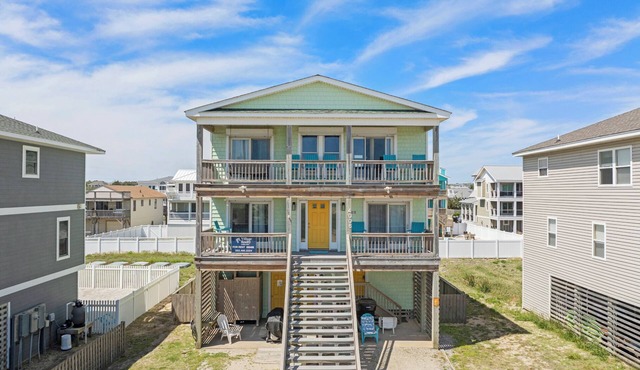 Surf's Up: Semi-Oceanfront, Hot Tub, Awesome Views