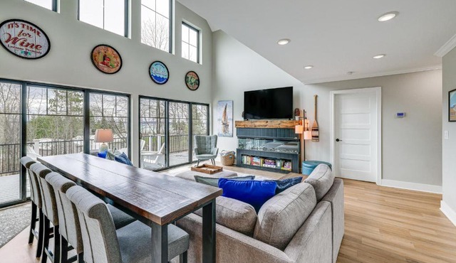 Suttons Bay Near Wineries Hot Tub, Firepit
