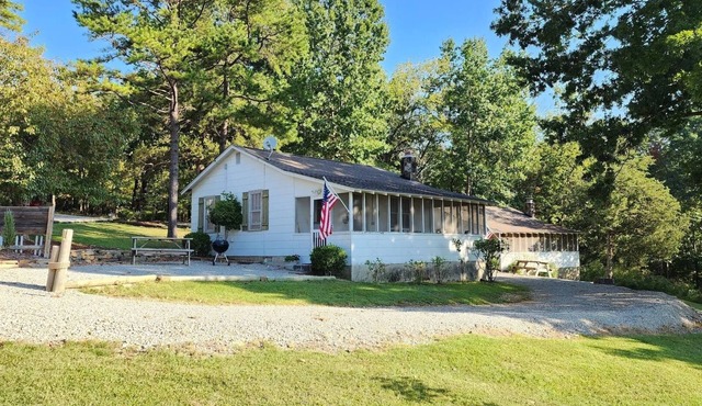 Take It Easy Resort - Cottage #5, Norfork Lake Cabin w/Dock Slip, Walk to Lake