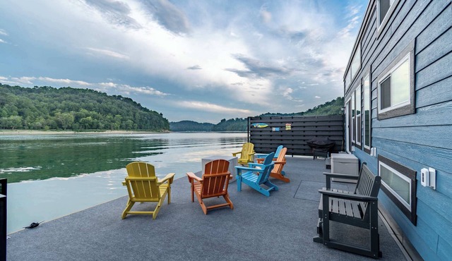 The Bourbon Barge - Floating BoatHouse on Cumberland