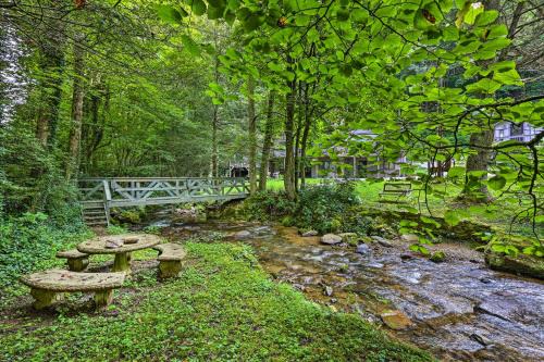 ‘The Chalet Retreat’ Outdoor Getaway Across Creek!