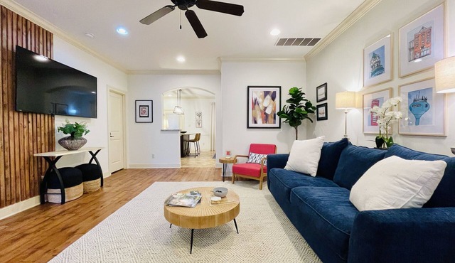 The Collegiate, 2BR Cozy Stay by VelvetDitchVillas
