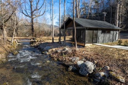 The Cottage At Greenbriar Creek - Pickleball Court, Creek, WIFI, Mountain Views, Starting at 79"