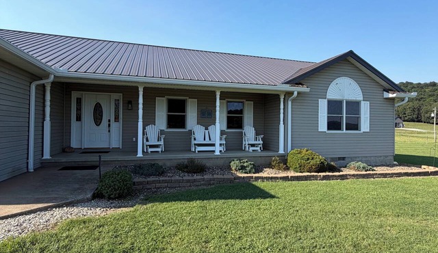 The Cowboy Way a Charming farmhouse with stunning ranch views and HUGE GAME ROOM