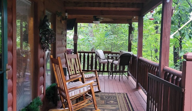 The Cozy Cub is a cozy 2-bedroom secluded cabin in charming Sevierville