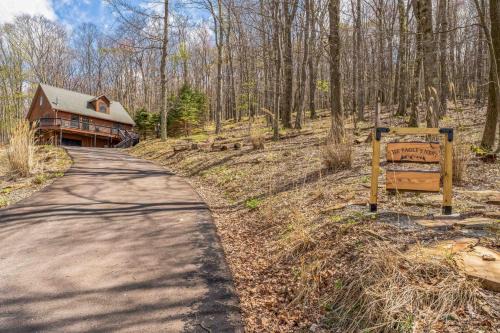 'The Eagles Nest at Alpine' Cabin w/Fireplace!
