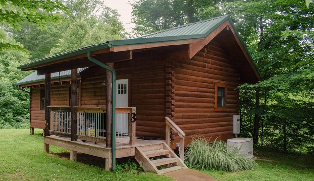 The Escape - Visit The Oasis - a cozy, pet-friendly cabin just minutes from Hocking Hills State Park. Private tot tub and serene outdoor space to reset in nature.