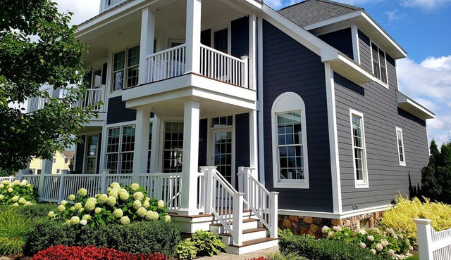 The Gray House is Back!