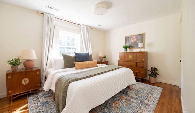 The Green Bungalow | KING Bed | WiFi | *Fire Pit*
