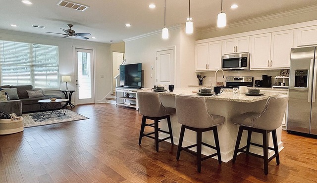 The Honeysuckle Haven, Spacious 3BR mins to Square