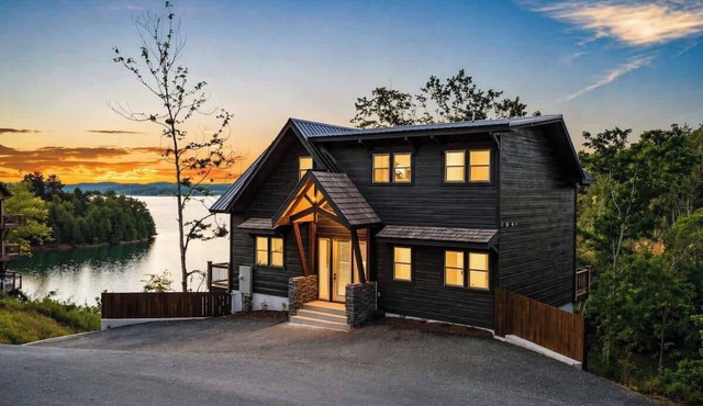 The Incredible Smoky Mtn Luxury Lake House, 4 BR!