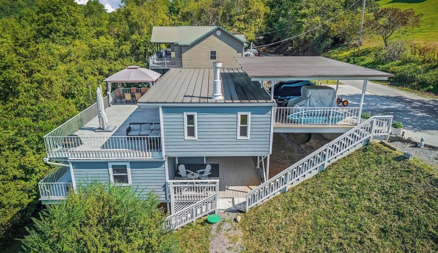 The Lazy Lake House on Center Hill