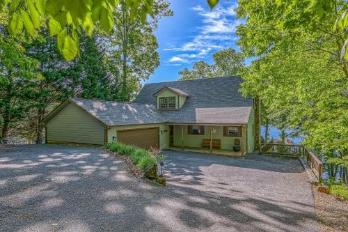The Lodge on Smith Mountain Lake - Lakefront cabin w/dock, hot tub & pool table