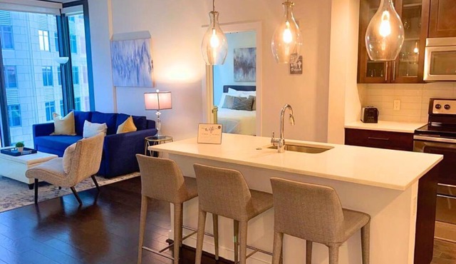 The Luxe -Highrise, Balcony, Year-round Pool, City View!