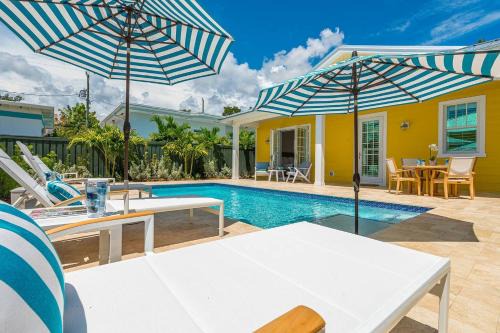 The Luxe Sunshine Villa w Private Pool House