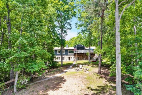 The Main House - Lakefront home with private hot tub & balcony