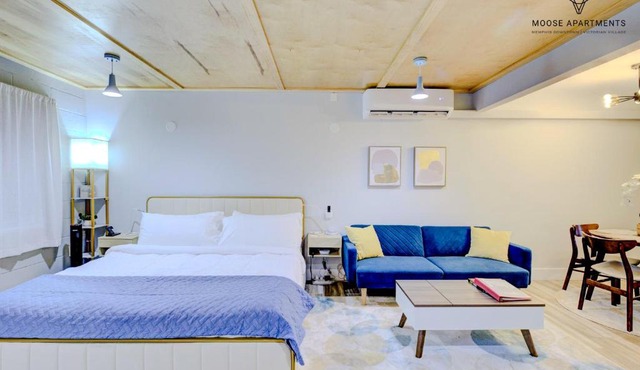 The Moose #5 - Modern Comfy Studio with King Bed, Free Parking & Fast WiFi