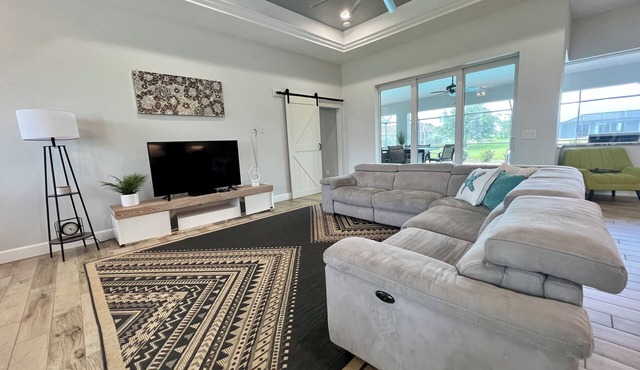 The Onyx Pearl Private Home~Sleeps 6~Heated Pool~Canal