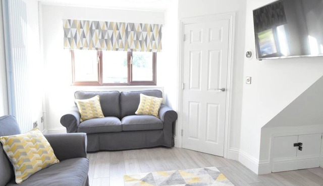 The Osprey - Comfortable 3-Bedroom Stay for Business or Leisure in Castle Gresley