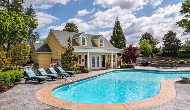The Pool House: Mtn Views & 15 Mins to Downtown