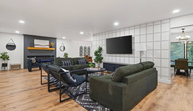 The Reunion House | St Charles 4BR Sleeps 14 Game Room Hot Tub | Mercer Stays