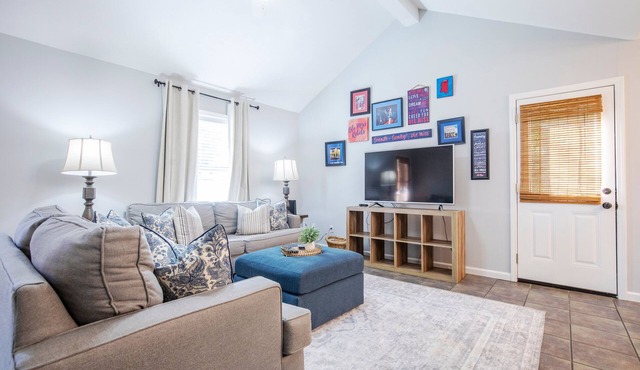 The Roost, 3BR Cozy Retreat by Velvet Ditch Villas