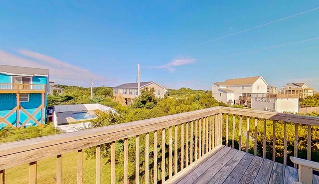The Sea Shell Shack: Shared pool, balcony & near the beach