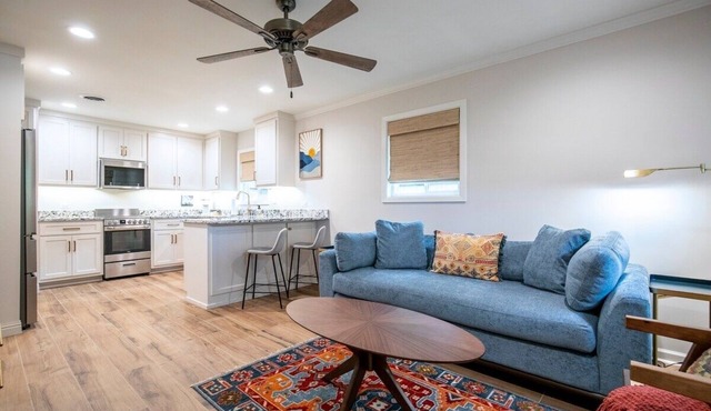 The Square Unit 2, Cozy 1 BR by VelvetDitchVillas