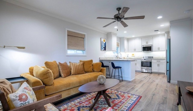 The Square Unit 3, Cozy 1 BR by VelvetDitchVillas