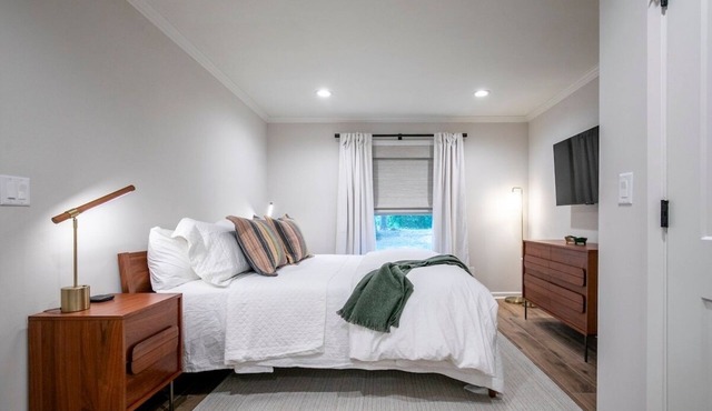 The Square Unit 4, Cozy 1 BR by VelvetDitchVillas