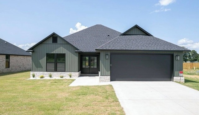 The Stone House/near ACHE and Ft Chaffee/sleeps 9/King bed/garage