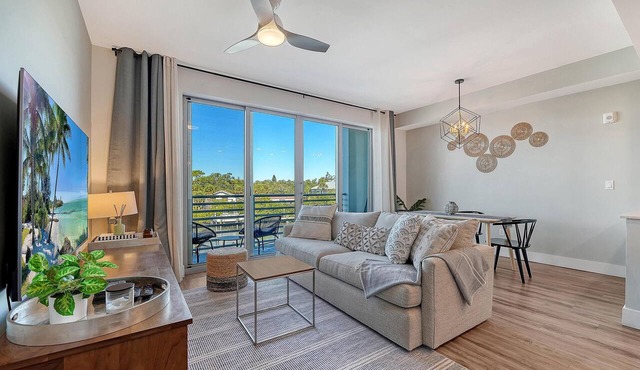 The Strand 304 - Luxury Waterfront Bay Views - Heated Pool & Spa - Near Downtown
