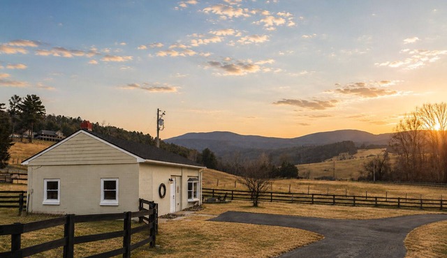 The Writer's Cottage - 13m to Shenandoah NP, Hot Tub, Mountain Views, EV