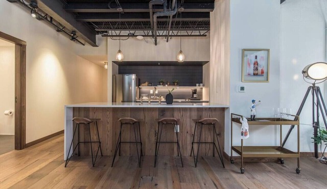 This serviced apartment is a 1 bedroom(s), 1 bathrooms, located in Lexington, KY.