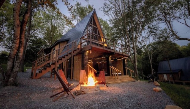 Thor’s Cabin luxury pet-friendly A-Frame w/hot/cold tub & sauna 15 min to GSMNP