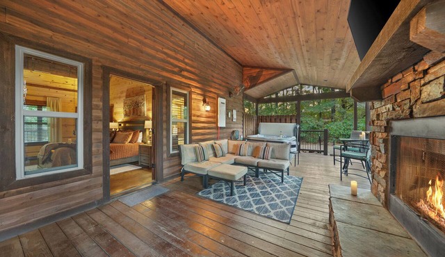 Timeless Romantic Cabin in Hochatown with Cozy Double-Sided Fireplace