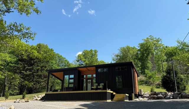 TJS Lake Getaway is a cozy and welcoming retreat within a mile from Lake Barkley