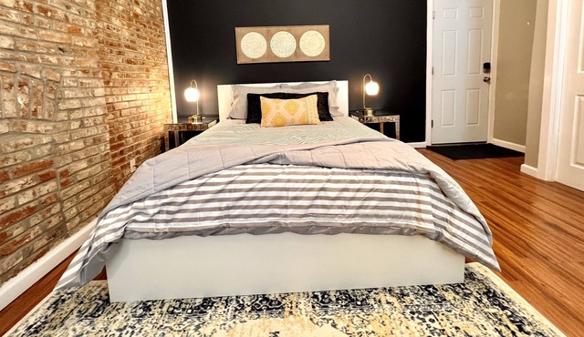 Tower Grove Pet Friendly 2nd Floor Studio - Shared W&D - 4 Mi to Barnes & SLU