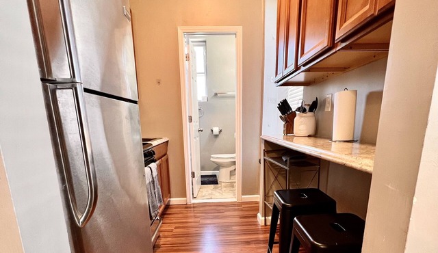 Tower Grove Pet Friendly 2nd Floor Studio - 4 Mi to Barnes & SLU- Shared Laundry