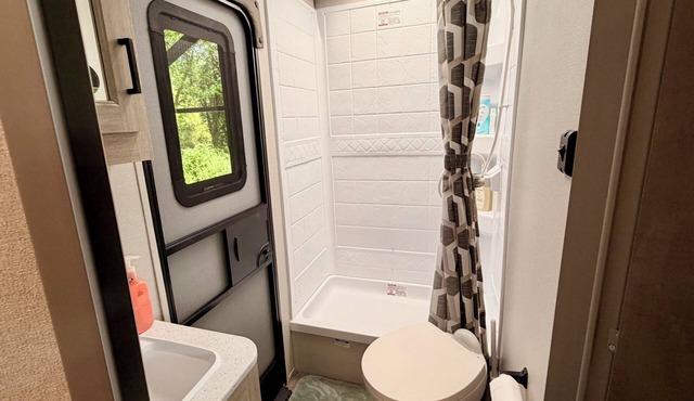 Tranquil 2-bedroom caravan with AC in charming Piedmont