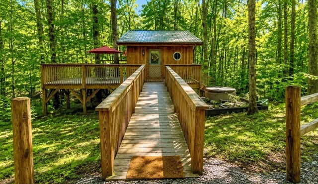 Treehouse by the Creek: Cozy Treetop Nest with a Hot Tub