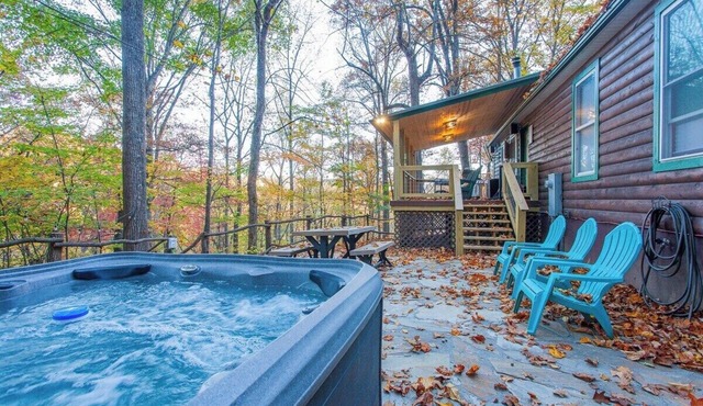 Treetops Retreat: A Cozy 3-Bedroom Cabin in Beautiful Bryson City, NC with Forest Views.