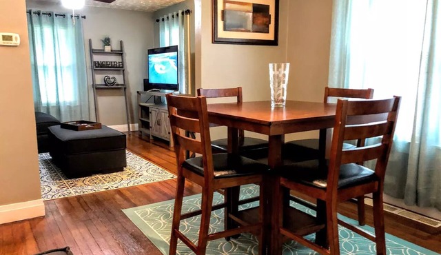 Trendy Two bedroom home centrally located near UE